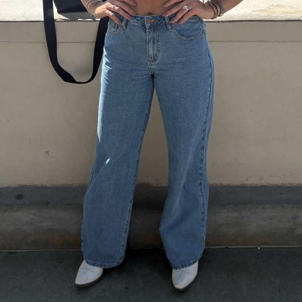 LIKE NEW Windsor Light Blue Straight Leg Jeans with Los Angeles on the back - Picture 11 of 11